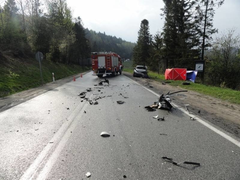 Mochnaczka Wyżna/Krzyżówka. Wypadek na drodze krajowej nr 75. Nie żyje jedna osoba [ZDJĘCIA]