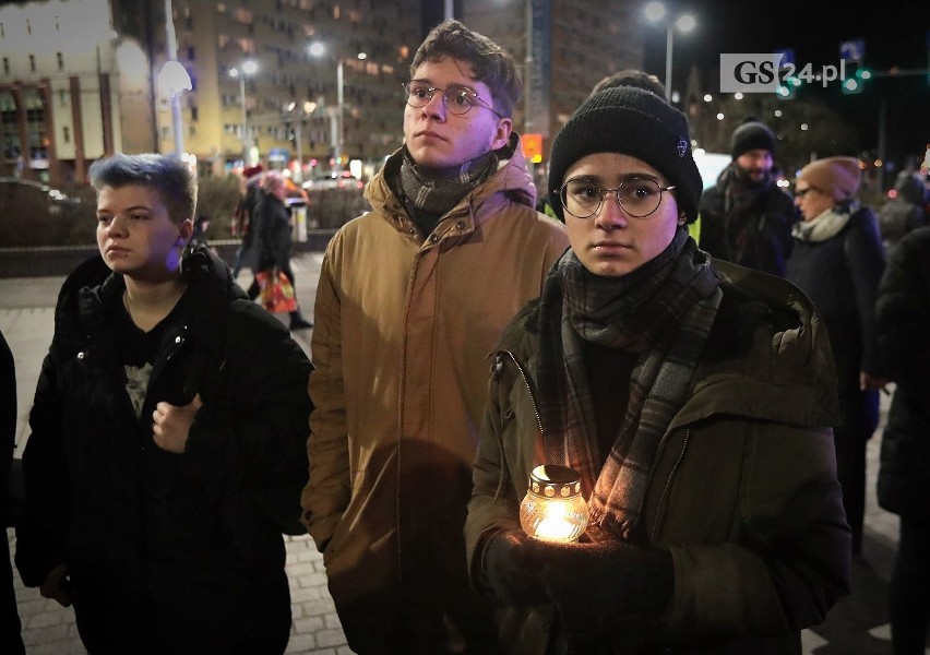 Szczecinianie upamiętnili tragicznie zmarłego Pawła Adamowicza, prezydenta Gdańska [ZDJĘCIA, WIDEO]