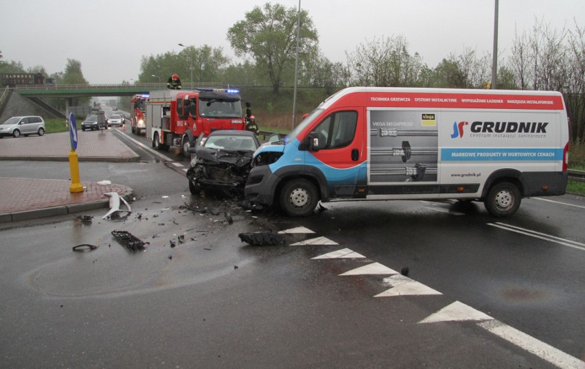 Tarnobrzeg. Zderzenie przy wiadukcie w Nagnajowie, ranny kierowca auta osobowego (zdjęcia)