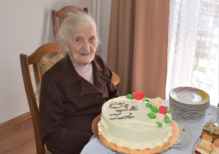 Zofia Muter z Czarków skończyła sto lat. Czyta bez okularów i jest w dobrej formie. Zobacz zdjęcia