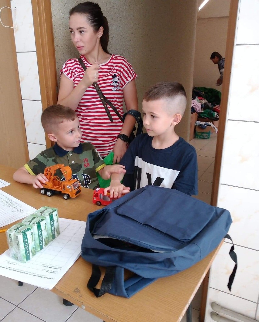 Szkolne wyprawki od Polskiego Czerwonego Krzyża dla uczniów z Sandomierza i powiatu. Zobacz zdjęcia