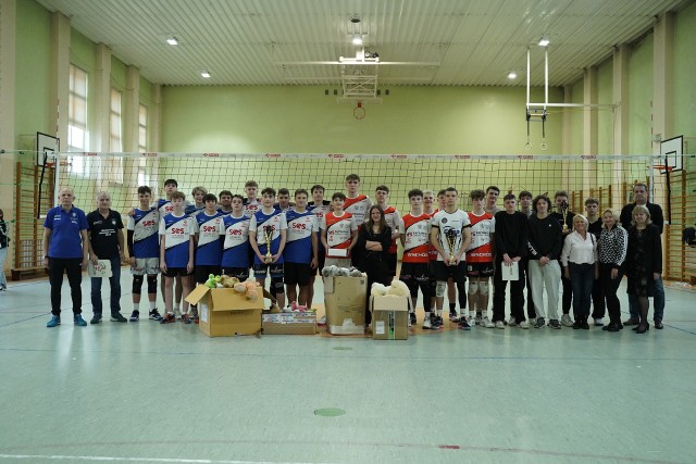 Wiosenny turniej siatkówki dla uczniów z radomskich szkół średnich. Najlepsi okazali się reprezentanci V LO im. Traugutta.
