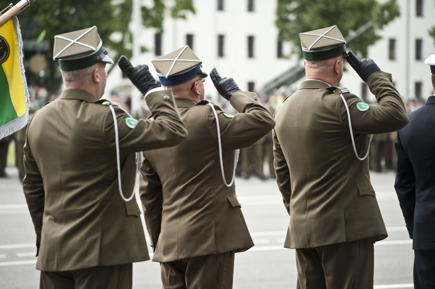 Zgodnie z obowiązującym ceremoniałem wojskowym, zdający...