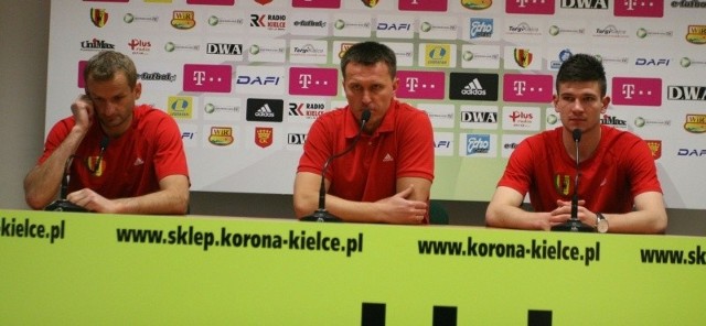Na konferencji prasowej przed meczem ze Śląskiem, od lewej Zbigniew Małkowski, trener Leszek Ojrzyński i Artur Lenartowski.