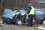 Wypadek na wyjeździe z Wrocławia. Czołowe zderzenie na Pełczyńskiej i trzy osoby ranne [ZDJĘCIA]