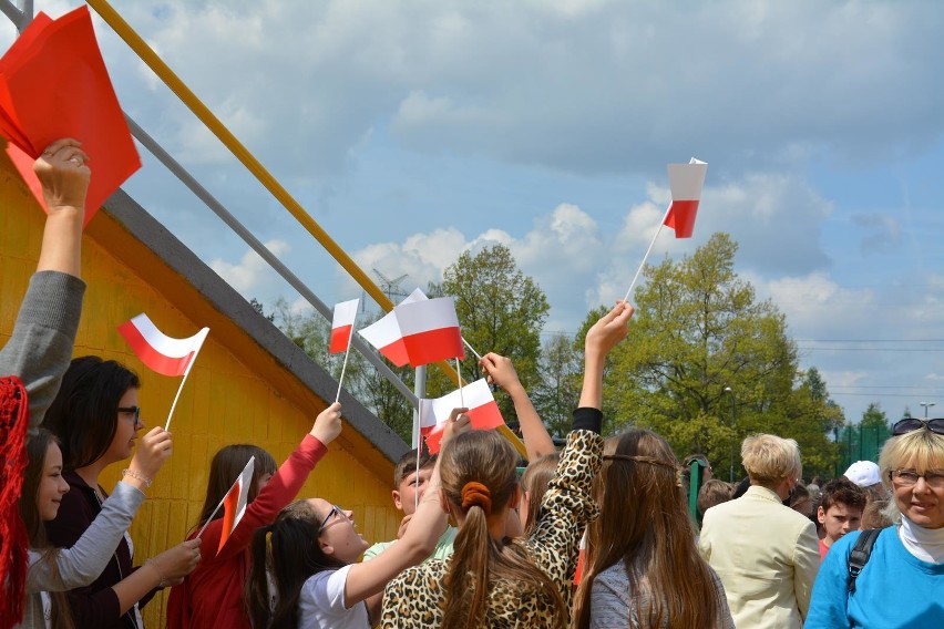 W Piekarach Śląskich wspólnie ułożyli „żywą flagę"na boisku...