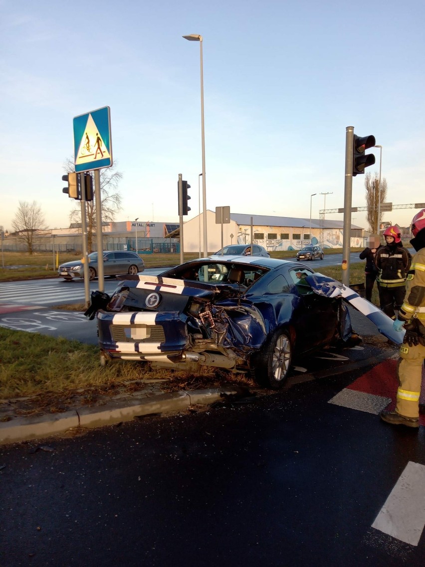 Toruń. Wypadek z udziałem samochodu osobowego i ciężarówki. Jedna osoba w szpitalu