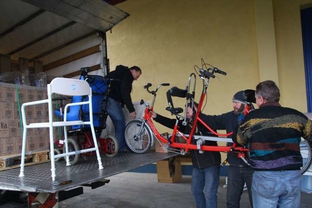 Transport darów na Ukrainę  pakowano wczoraj w magazynie Caritas Diecezji Opolskiej w Winowie.