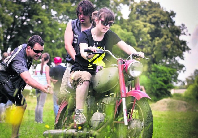 Trzy lata za kierownicą samochodu wystarczą, aby bezpiecznie podróżować motocyklem - takiego zdania są pomysłodawcy zmian w ustawie o kierujących pojazdami. Praktyka jest niestety innaFot: Paweł Relikowski