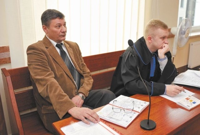 Andrzej Jarosz (z lewej) przed sądem domagał się odszkodowania za zwolnienie z pracy. Wczoraj zgodził się podpisać ugodę.