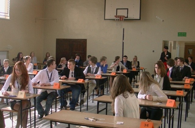 Uczniowie z Gimnzajum nr 6 w Zielonej Górze, za chwilę rozpoczną pisać test z historii i wosu.