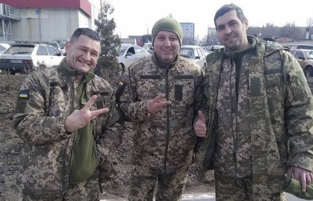Były trener Zorii Ługańsk i Sheriffa Tyraspol, Jurij Wernydub (w środku) zaciągnął się do armii, aby bronić ojczyzny - Ukrainy