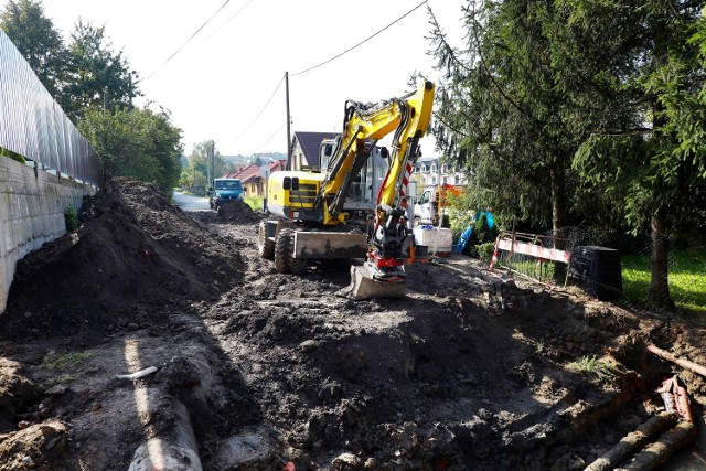 Rozpoczęła się przebudowa ul. Podgórskiej na os. Krzyszkowice w Wieliczce. Część drogi jest całkowicie zamknięta dla ruchu. Inwestycja potrwa do wiosny 2023 roku