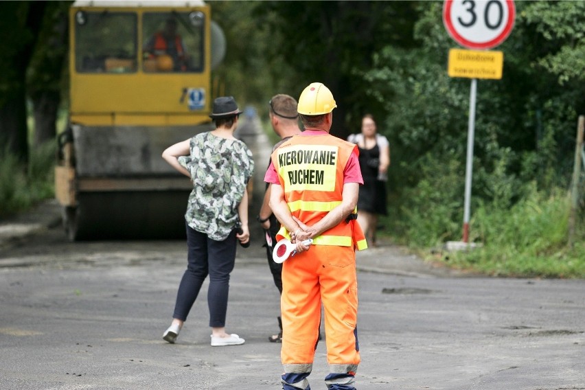 Wrocław: Skanska skończyła remont i "zwija" swój asfalt w Leśnicy (ZDJĘCIA)