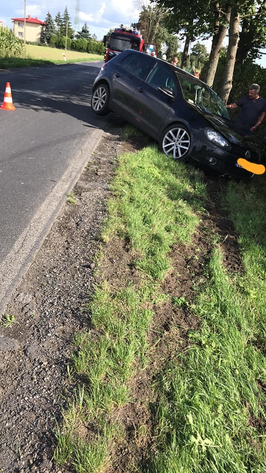 W Grzybnie kierujący volkswagenem uderzył w drzewo. W...