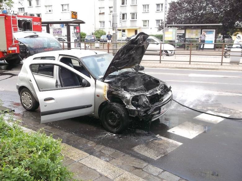 Wrocław: Auto w płomieniach na skrzyżowaniu Pomorskiej i Dubois (FILM, ZDJĘCIA)