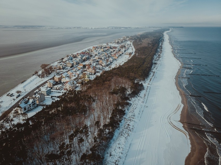 Bałtyckie plaże zasypane śniegiem, a brzeg Zatoki Puckiej skuty lodem! Zima na Półwyspie Helskim. Zobaczcie to na zdjęciach z lotu ptaka!