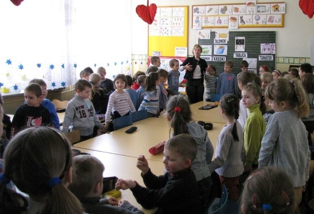 W ramach dni otwartych tarnobrzeską trojkę odwiedziło ponad 300 przedszkolaków z miejscowych przedszkoli, które zobaczyły, jak wygląda nauka w podstawówce przy ulicy Kochanowskiego