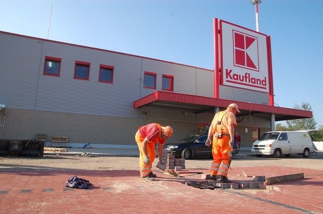 Szczecinecki Kaufland jest już niemal gotowy, ale dojazd do niego będzie nadal prowadził przez stare skrzyżowanie.