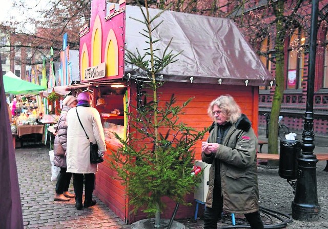 Ostatni raz tak wygląda  toruński jarmark bożonarodzeniowy przy Rynku Staromiejskim. Za rok ma być zupełnie inaczej, więcej kolorów, świateł, staną m.in. drewniane wozy z napojami i jedzeniem