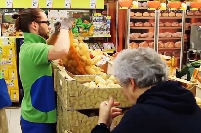 Biedronka, Tesco i Netto mają nowy system premiowy. Wysokie premie mają ich dopingować do lepszej pracy i wyższej frekwencji w pracy. Za brak zwolnień lekarskich można dostać nawet 600 zł więcej. Problem jednak w tym, jak zrobić, żeby pracownicy nie przychodzili do pracy chorzy.