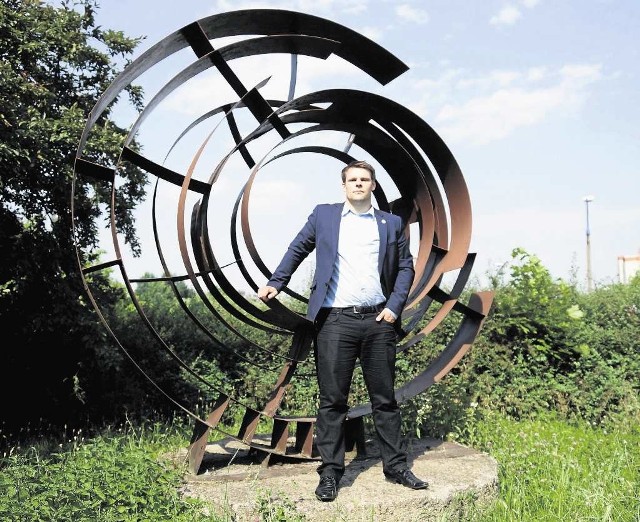 Michał Drewnicki przy rzeźbie "Spirala Kosmiczna". Radny chce, by plenerowe dzieła były zadbane i miały tabliczki z opisem