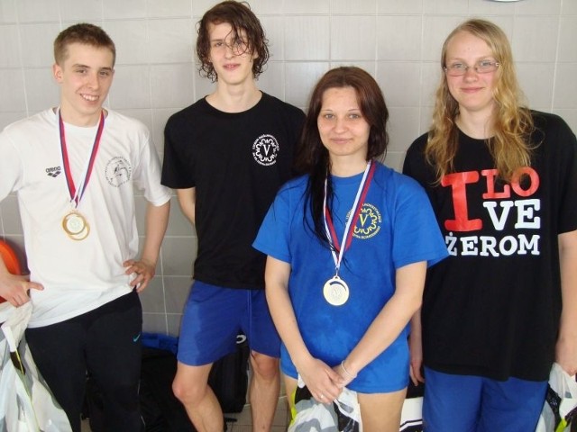 Najlepsi pływacy mistrzostw, od lewej: Maciej Szewczyk (II LO), Piotr Salwa (V LO), Agata Ozga (V LO) i Paulina Majos (I LO).
