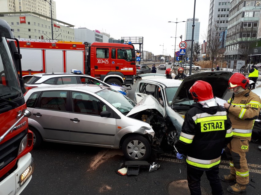 Groźny wypadek w centrum Łodzi. Nie działała sygnalizacja i...boom! ZDJĘCIA