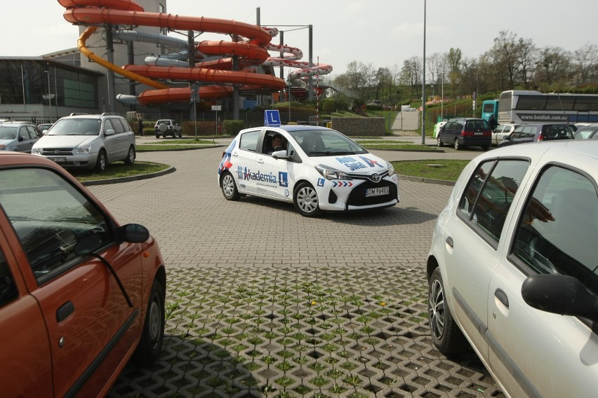 Parking przed Kauflandem należy do miasta. Szkoły jazdy mają...