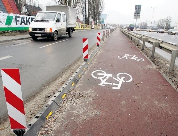 Zastrzeżenia do drogi rowerowej to także sposób oddzielenia drogi dla rowerów od jezdni. Nietrwałe i niewłaściwie zabezpieczające cyklistów separatory zastosowano na zjeździe na Trasie Zamkowej oraz przy ul. Pieszej.