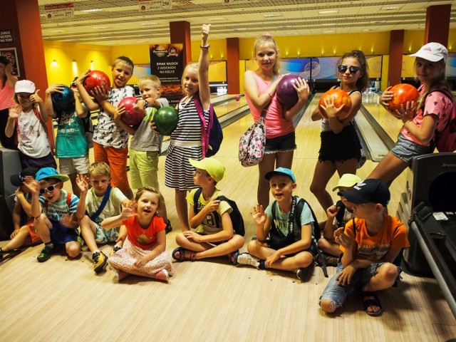 W ramach "Wakacji z Promyczkiem" dzieci przyjemnie spędziły czas na kręgielni MK Bowling w Galerii Echo w Kielcach.