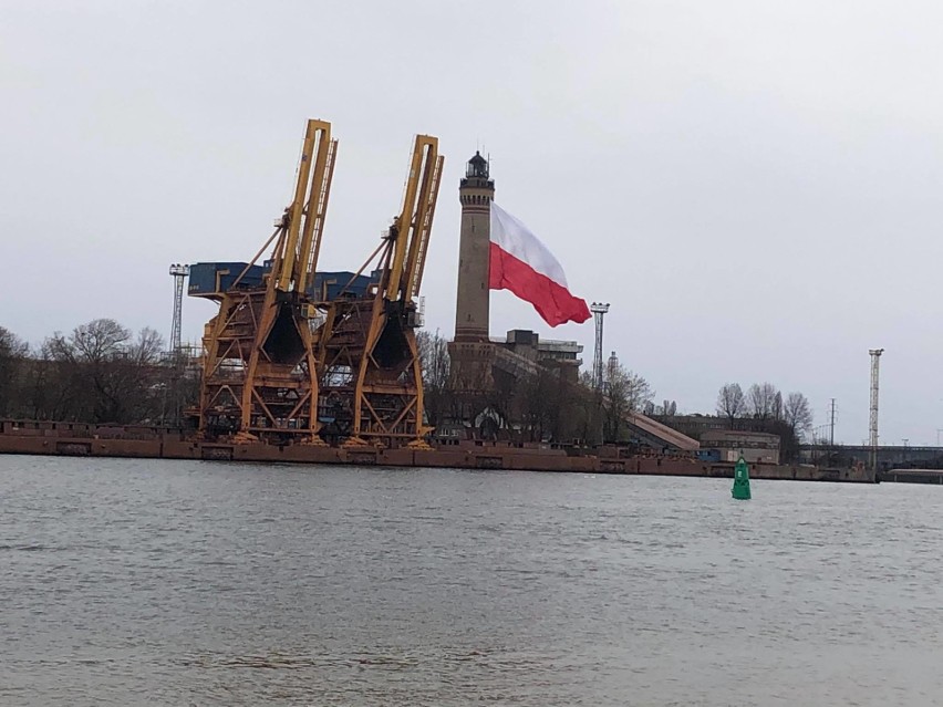 Największa flaga Polska na latarni w Świnoujściu