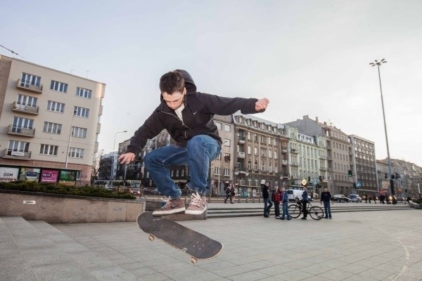 Deskorolkarze rozpoczęli sezon! Straż miejska poucza, a łodzianie narzekają [zdjęcia]