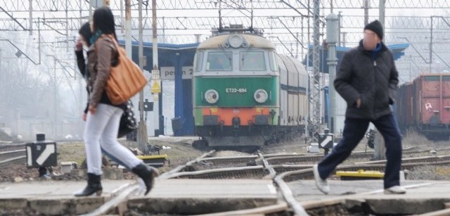 Czasami przed przejazdem na ul. Wojska Polskiego tworzy się kolejka kilkudziesięciu nawet aut, a piesi często ryzykują omijając opuszczone szlabany