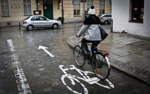 Policjanci przypominają: Kierujący rowerem, korzystając z chodnika lub drogi dla pieszych, jest obowiązany jechać powoli, zachować szczególną ostrożność i ustępować miejsca pieszym.