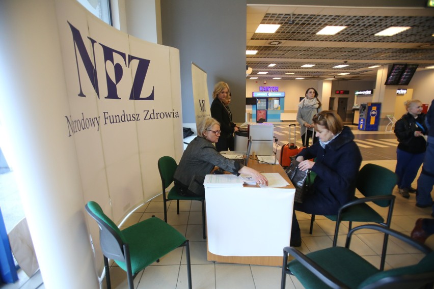 NFZ na lotnisku Pyrzowice drukuje od ręki karty ubezpieczenia EKUZ. Można ją wyrobić przed wylotem