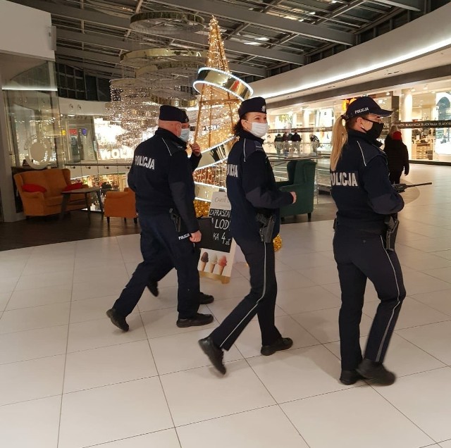 Policjanci przeprowadzają systematyczne kontrole w punktach handlowych. Podobnie jest również w Koszalinie.