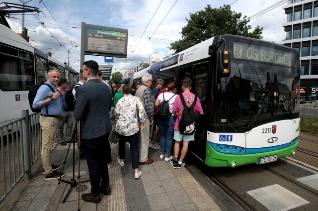 W czerwcu 2022 roku część szczecińskich radnych wybrała się w podróż pospieszną linią "B", żeby sprawdzić efektywność komunikacji miejskiej