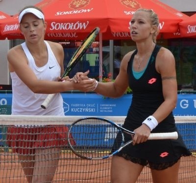 Jelena Ostapenko (z lewej) oraz Tereza Mrdeza stworzyły niezłe, dwugodzinne widowisko