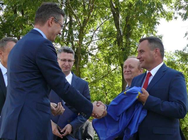 Marszałek województwa Adam Jarubas (z lewej) wręczył burmistrzowi Włoszczowy Grzegorzowi Dziubkowi flagę Unii Europejskiej, jako zapowiedź przyszłych inwestycji unijnych w mieście.
