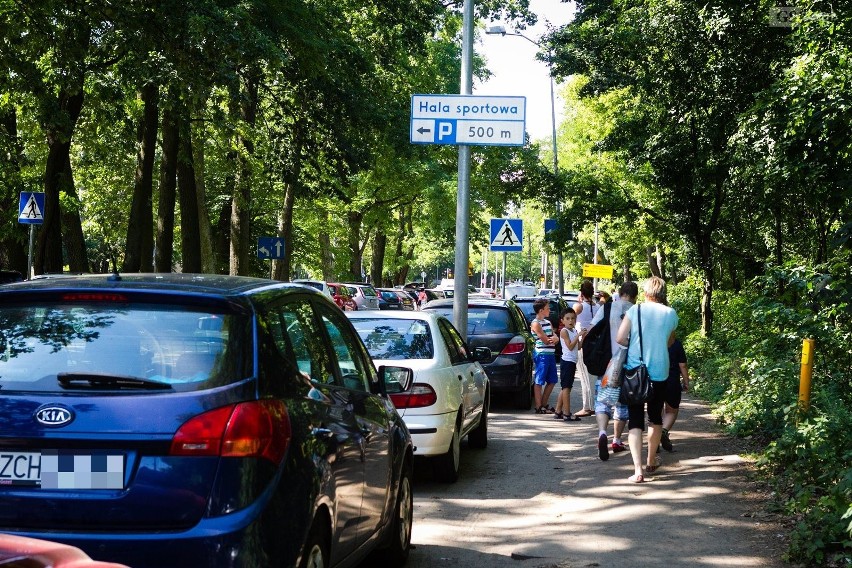 Bezczelne parkowanie przy Arkonce. Zostawiają auta nawet w lesie! [ZDJĘCIA]