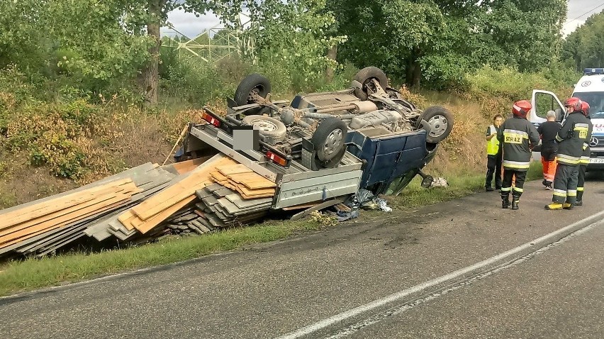 W Kawczu bus drewnem  zjechał do rowu [20.08.2018]