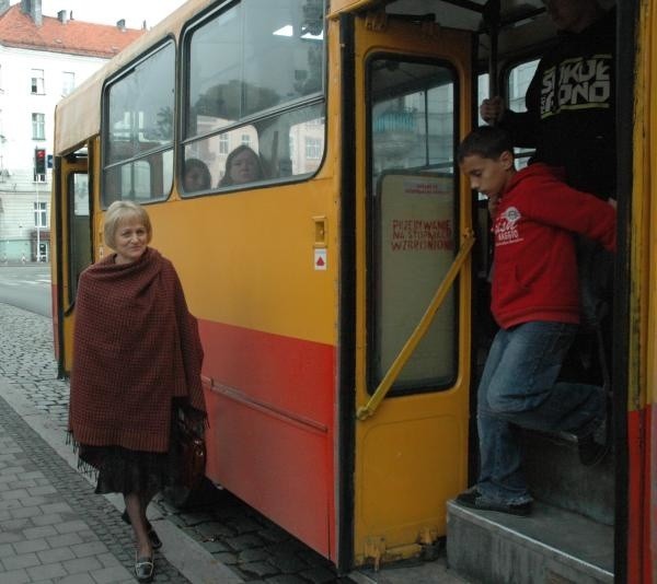 Wicedyrektor Carolinum Irena Sosulska (w środku) zapowiada, że więcej do miejskiego autobusu nie wsiądzie. Po południu już jest nieco lepiej, ale rano nie sposób dostać się do pojazdu.