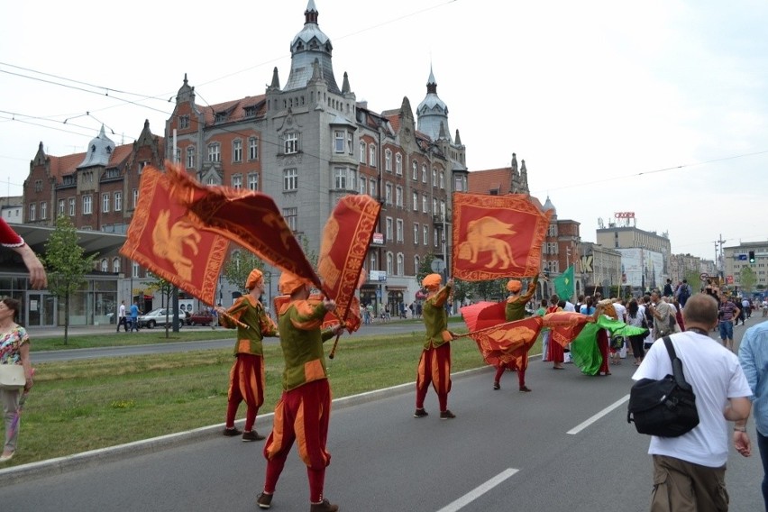 150 lat Katowic: ulicami przeszła parada sztukmistrzów [ZDJĘCIA, WIDEO]