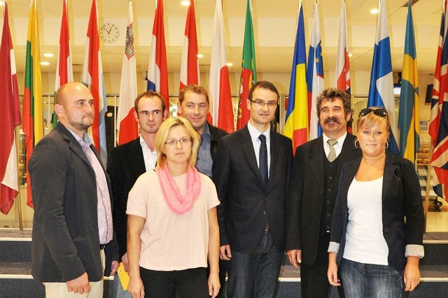Grupa laureatów konkursu Nowin podczas spotkania z europosłem Tomaszem Porębą.