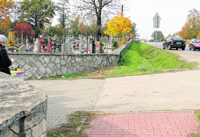 Cmentarz w Skrzynnie w gminie Wieniawa, leży przy ruchliwej drodze krajowej numer 12, trzeba zachować bezpieczeństwo.