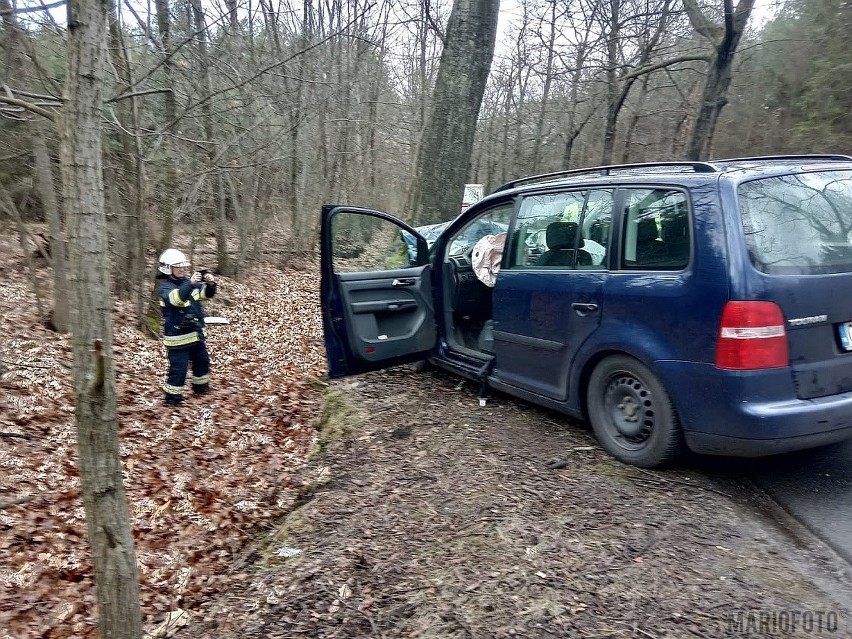 Wypadek w Murowie. Volkswagen touran uderzył w drzewo. Pogotowie zabrało do szpitala dwie osoby, kobietę i jej synka 