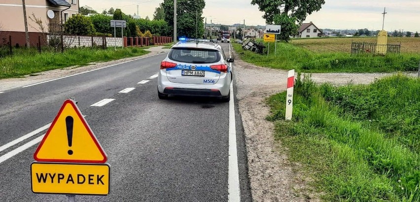 Wypadek w Szczuczynie. Mercedes zderzył się z traktorem