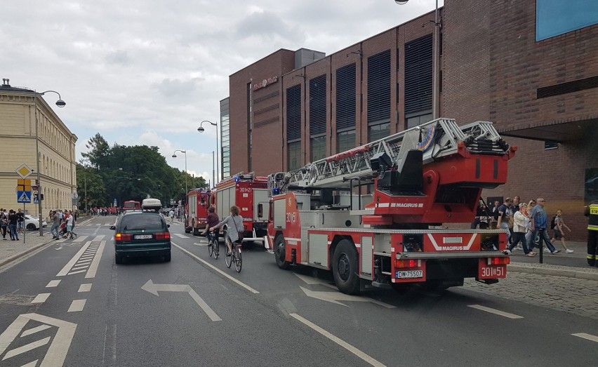 Ewakuacja Galerii Dominikańskiej. Straż pożarna w akcji [ZDJĘCIA]