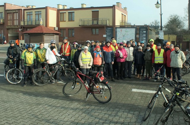 Ponad 40 cyklistów skorzystało z zaproszenia Kruszwickiej Grupy Rowerowej i wzięło udział w wycieczce pod hasłem "Walentynki na rowerze". Odbyła się ona na trasie Kruszwica, Tarnówek, Janocin, Kruszwica. Po drodze uczestnicy eskapady zajrzeli do Rolniczej Spółdzielni Produkcyjnej w Janocinie, gdzie raczyli się smacznymi kiełbaskami, kaszanką, drożdżówkami kawą i herbatą. W siedzibie RSP wzięli też udział w walentynkowych kwizach i konkursach z nagrodami. Było bardzo wesoło. Niestety, dobra zabaw nie mogła trwać w nieskończoność. Znów trzeba było wsiąść na rowery, by dotrzeć do Kruszwicy, a stamtąd niektórzy musieli jeszcze dojechać na swych jednośladach do Inowrocławia i Radziejowa.